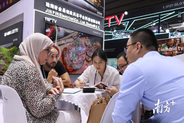 城视｜交个朋友！广交会首日，外商云集逛珠企