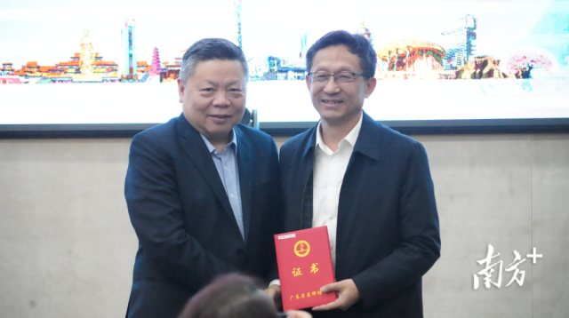 颁发援疆工作委员会执行顾问证书。