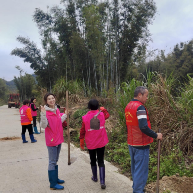 杨家嘉与村落干部们一起使命（右三）。