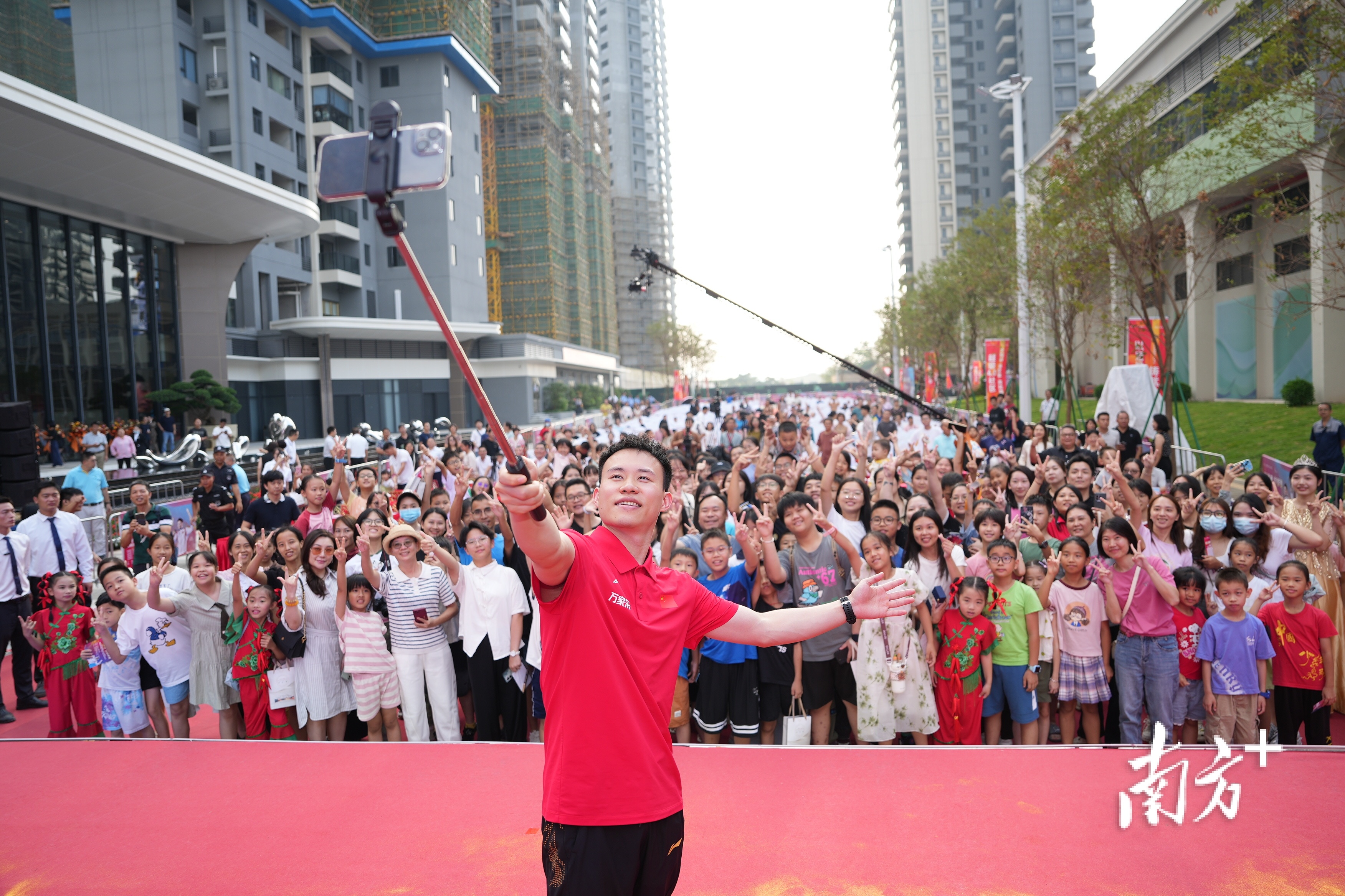 谢思埸与现场观众合影互动。