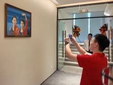 江门台山这幅油画前，谢思埸拿出手机拍照打卡