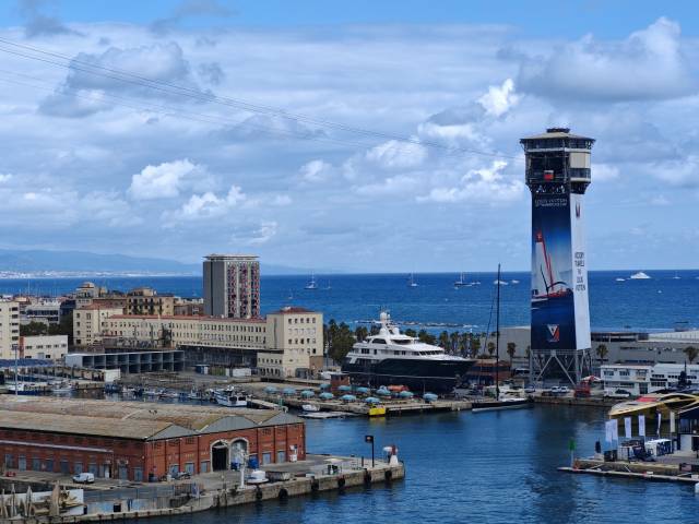 帆船游轮在蔚蓝的地中海上。 帆船游轮在蔚蓝的地中海上。