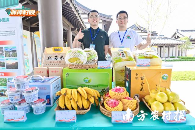 现场展销的派潭“土特产”。  