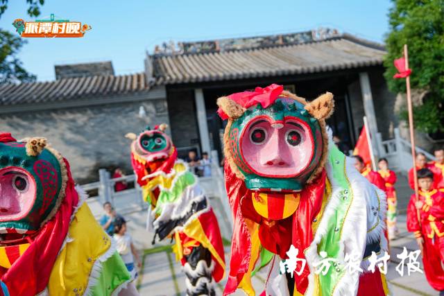 巡游队伍里的“非遗”身影。 