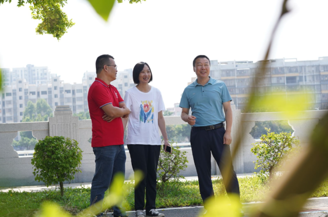 王继波(右一)与梁浩云热情交流学校现状 王继波(右一)与梁浩云热情交流学校现状