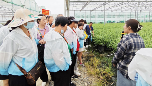 学员深入田间地头参观学习