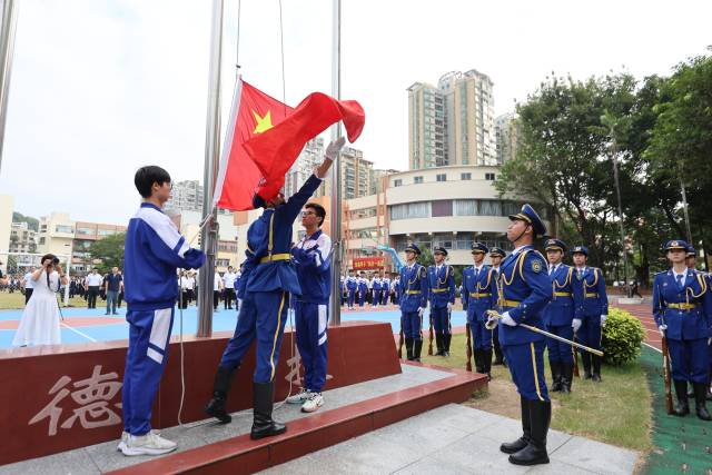 珠海市理工职业技术学校与姊妹校澳门工联职业技术中学举办“同升一面旗”。