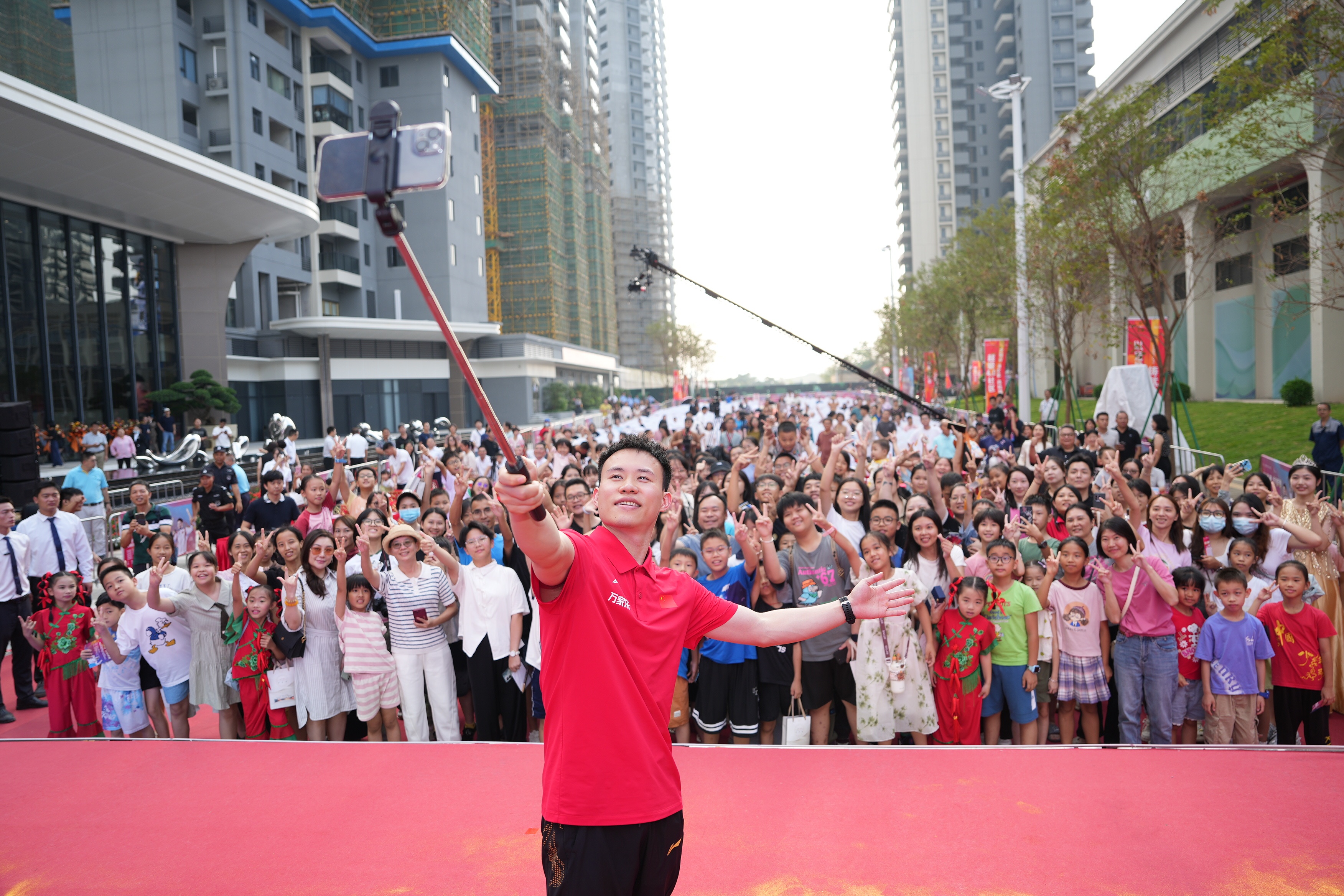 谢思埸与现场观众合影互动。南方+记者 杨兴乐 摄