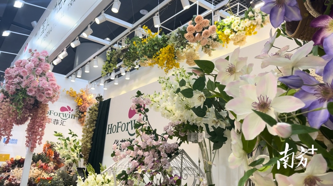 华菲汇的展位上花团锦簇。何帆燕 摄 华菲汇的展位上花团锦簇。何帆燕 摄