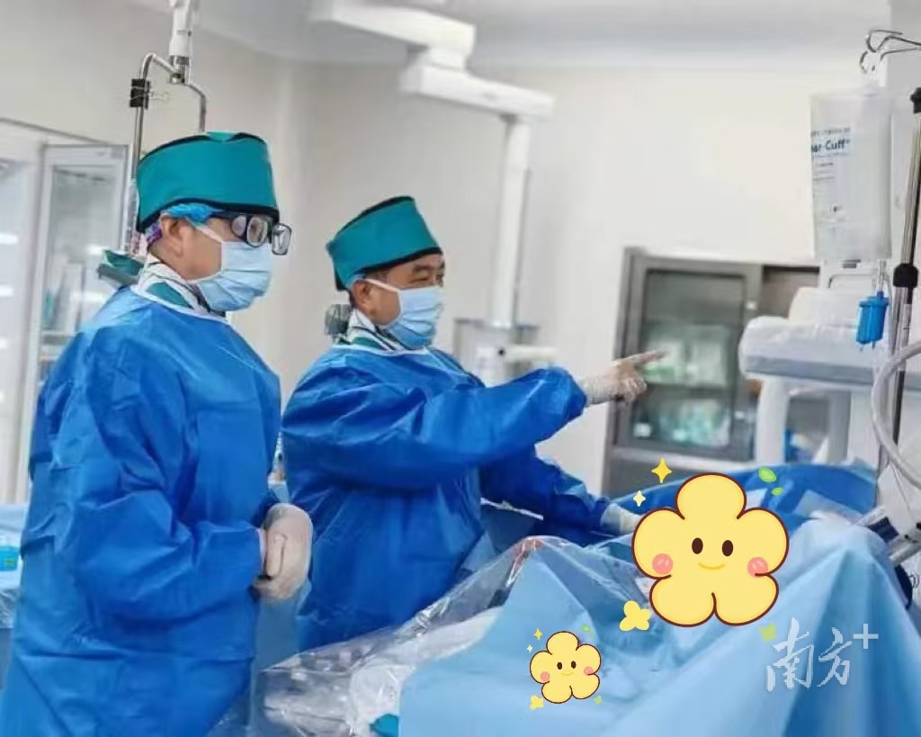 和祐医院神经内科主任医师刘爱东教授(左二)进行神经介入治疗。 和祐医院神经内科主任医师刘爱东教授(左二)进行神经介入治疗。