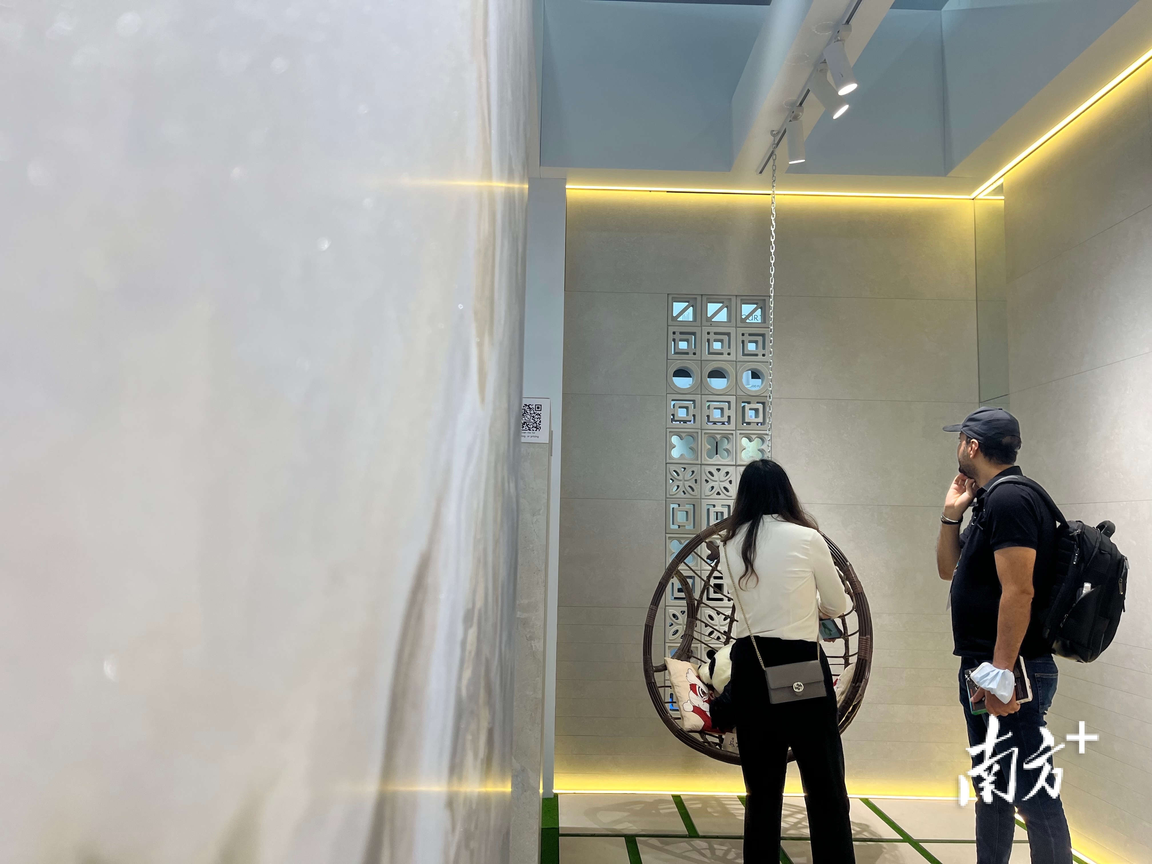 金意陶展位内,用36块镂空设计的发泡陶瓷小砖作为点睛材料,砌起一个小庭院。何帆燕 摄 金意陶展位内,用36块镂空设计的发泡陶瓷小砖作为点睛材料,砌起一个小庭院。何帆燕 摄