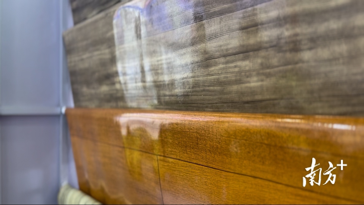 非洲、中东和东南亚市场对PVC地板革的市场需求旺盛,图为远华新材料展示的木纹PVC地板革产品。何帆燕 摄 非洲、中东和东南亚市场对PVC地板革的市场需求旺盛,图为远华新材料展示的木纹PVC地板革产品。何帆燕 摄