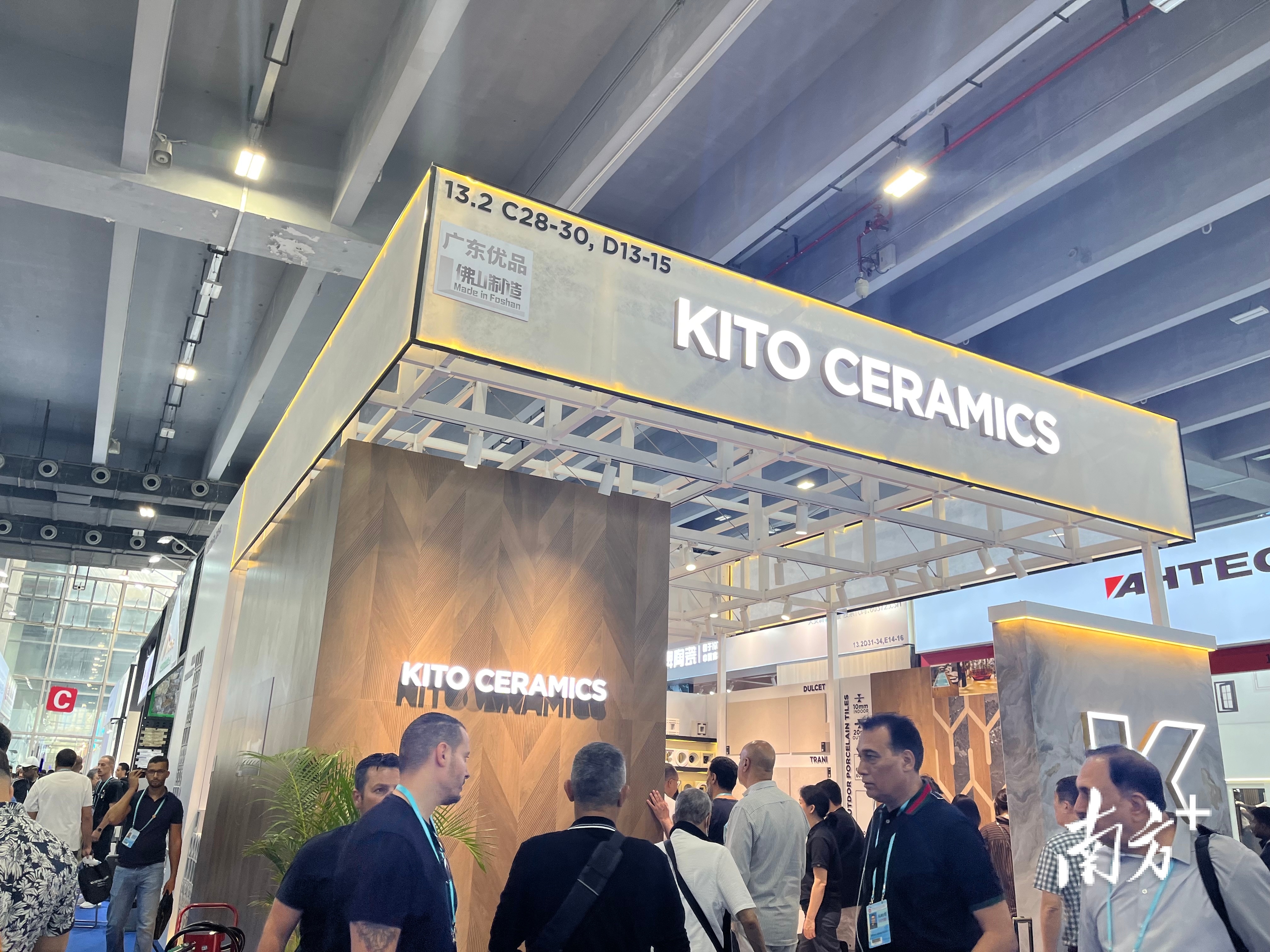 金意陶展位上的客商络绎不绝。何帆燕 摄 金意陶展位上的客商络绎不绝。何帆燕 摄