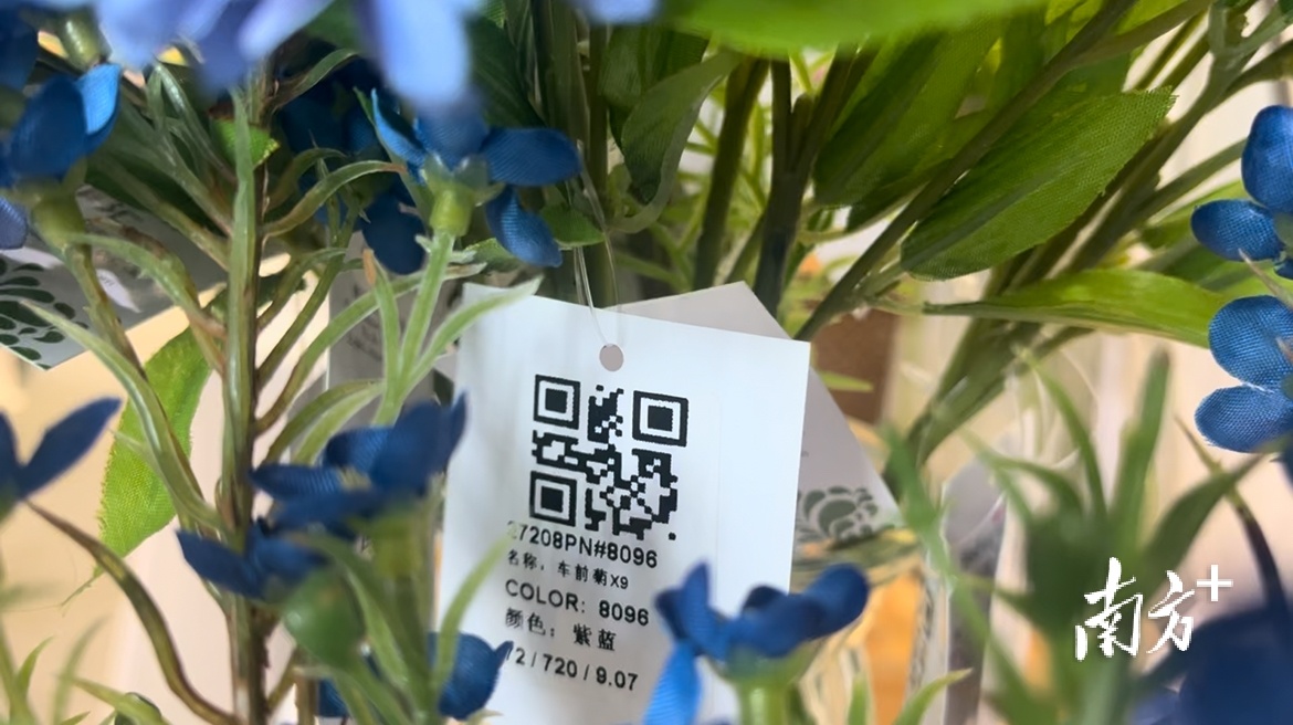 华菲汇的每一支仿真花都配有一个专属二维码。何帆燕 摄 华菲汇的每一支仿真花都配有一个专属二维码。何帆燕 摄