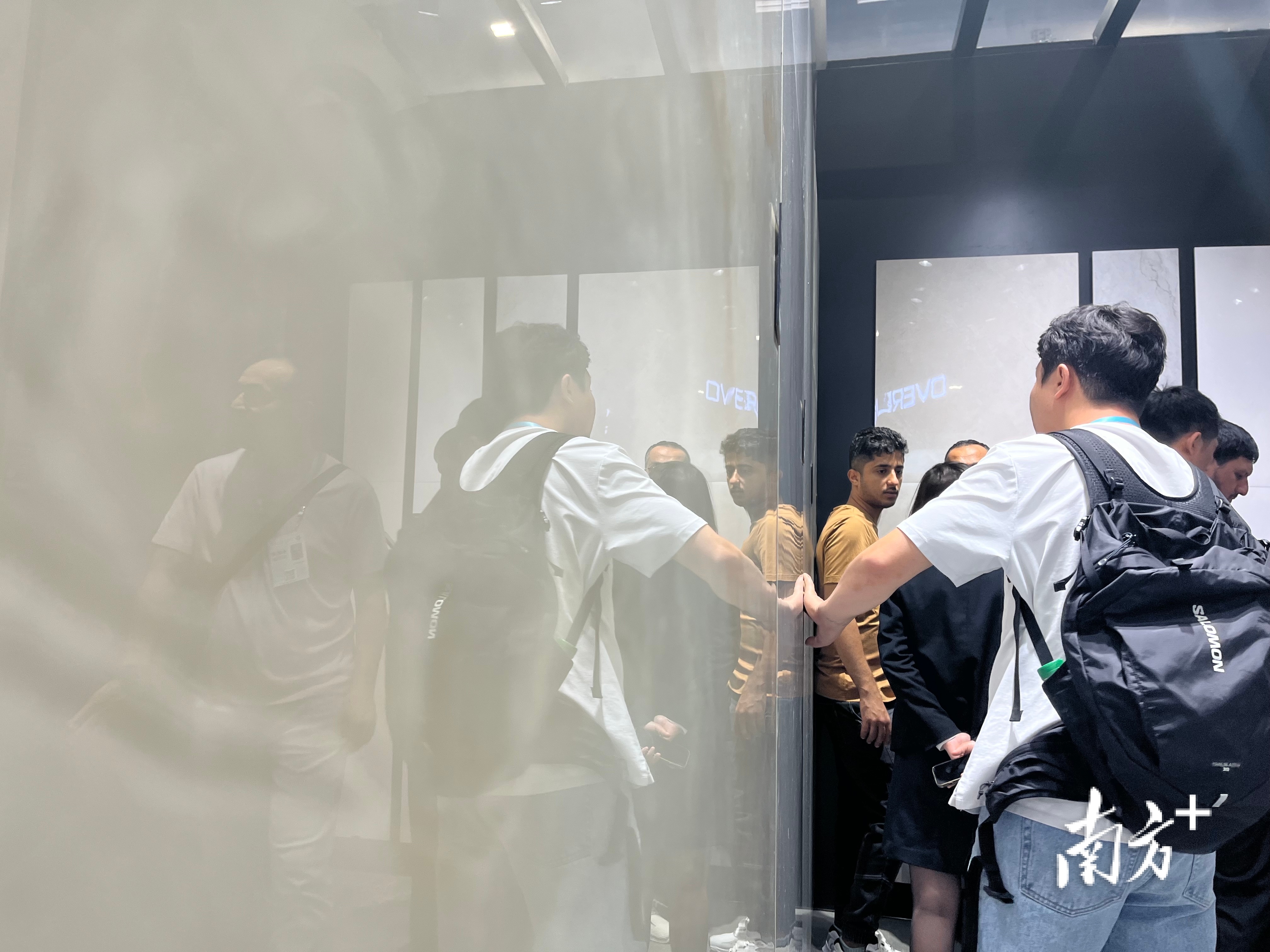 蒙娜丽莎展位上正在观展的客商。何帆燕 摄 蒙娜丽莎展位上正在观展的客商。何帆燕 摄