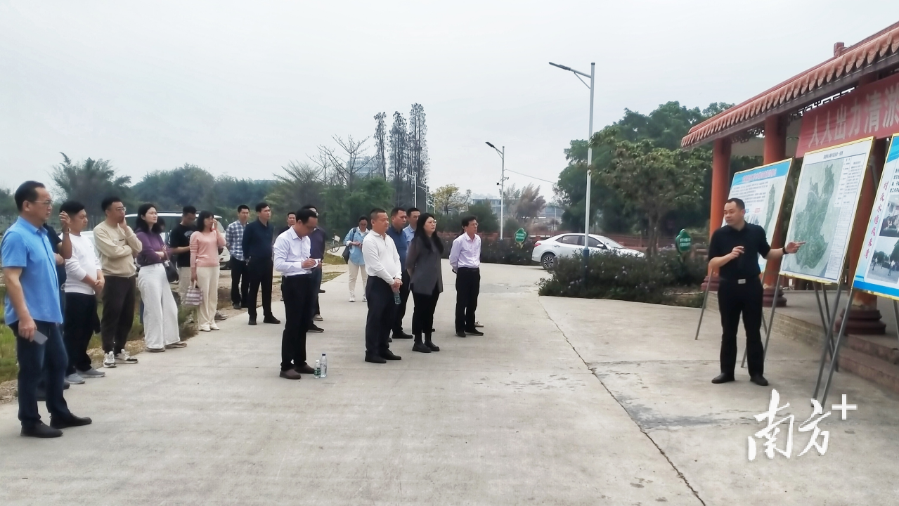 揭东区委副书记蔡庆春带领培训班学员到霖磐镇开展现场教学。