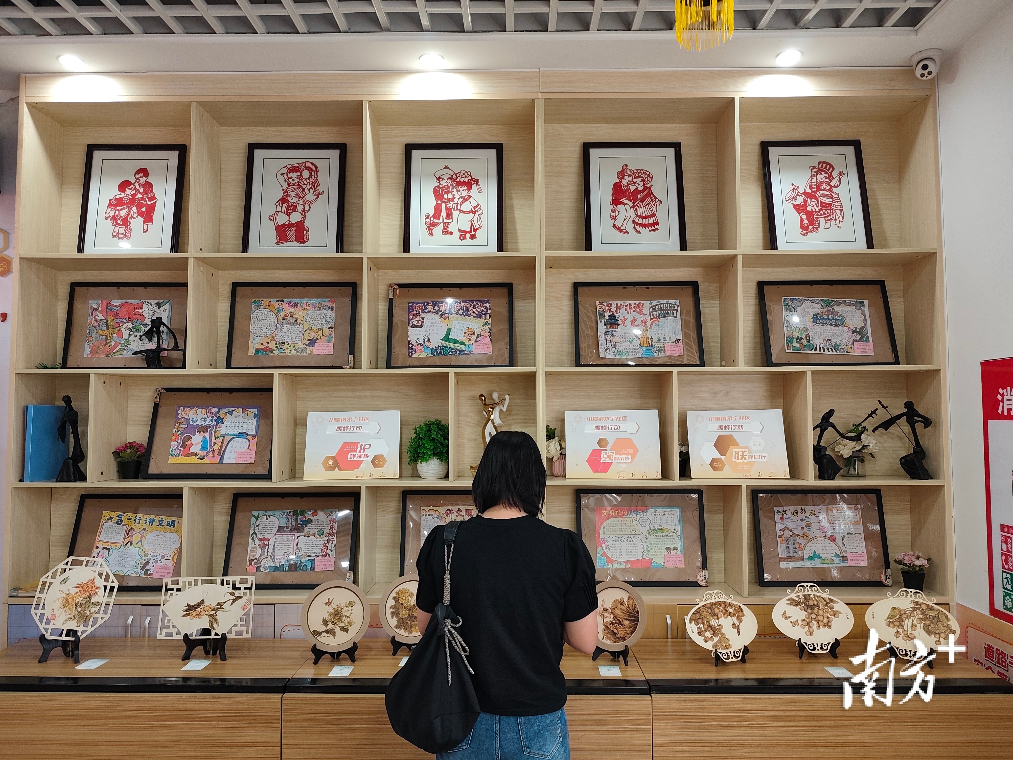 小榄镇永宁社区综合文化服务中心的非遗作品展览。  南方+ 廖瀚 拍摄