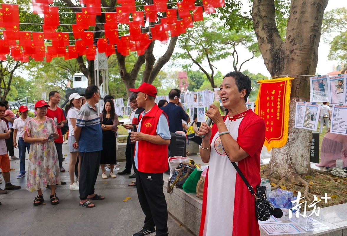 相亲角负责人蓝燕群在现场鼓励青年人站出来进行自我介绍。