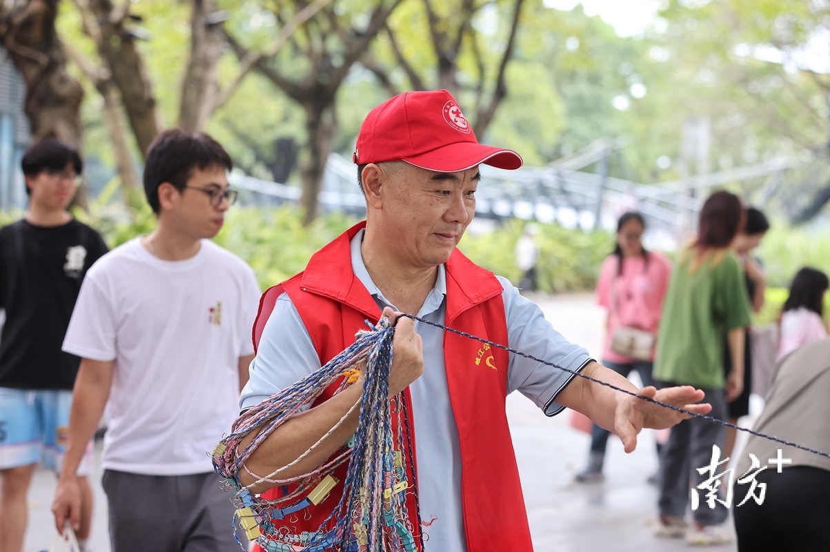  活动结束，志愿者戴先生在收拾绳子。