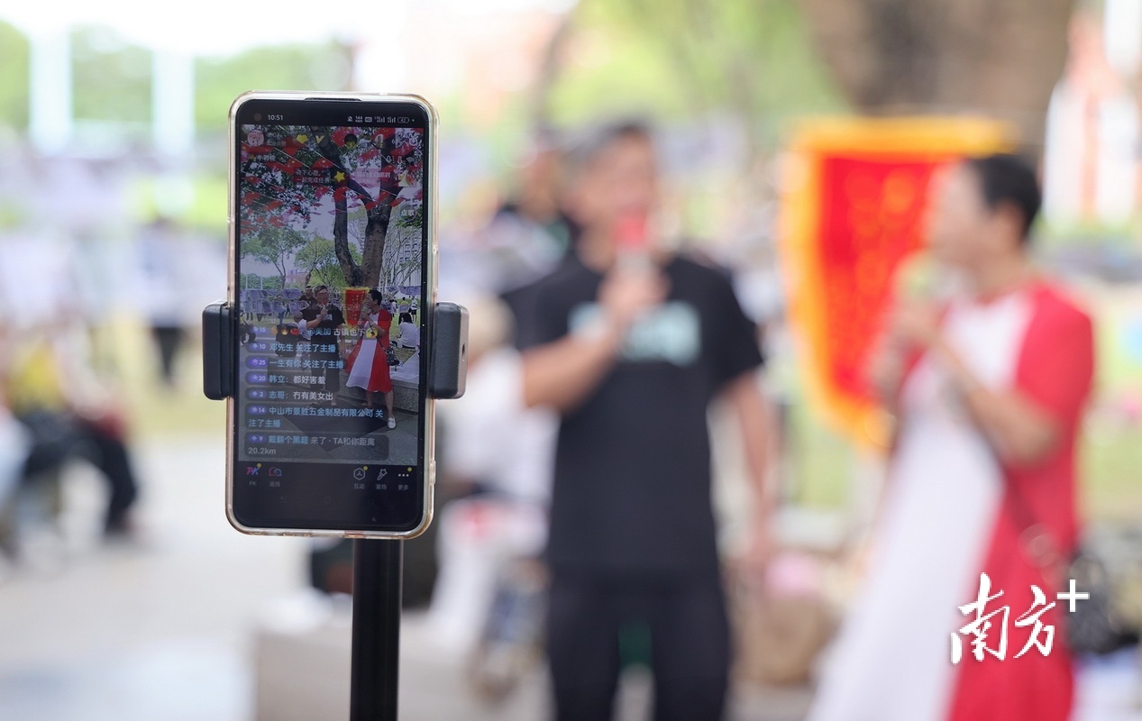 为了吸引更多人的目光，志愿者还在抖音开启了相亲角活动直播。