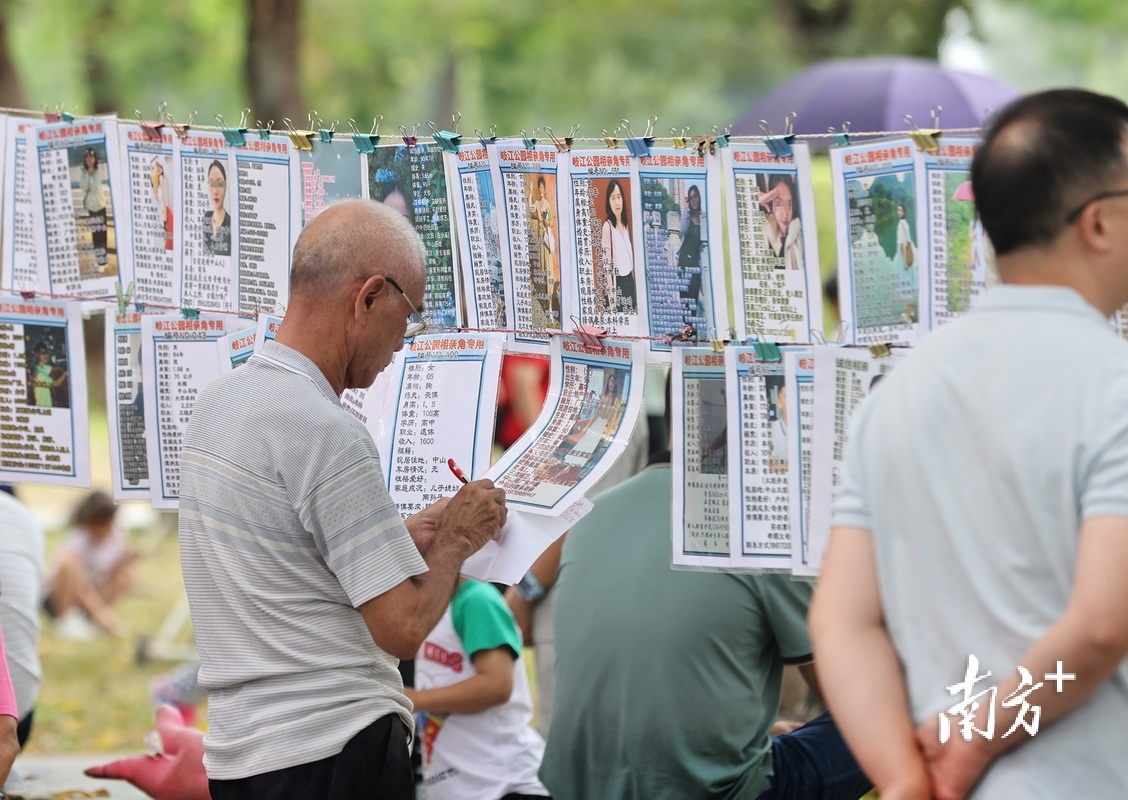 相亲角现场，市民用纸笔记录信息。