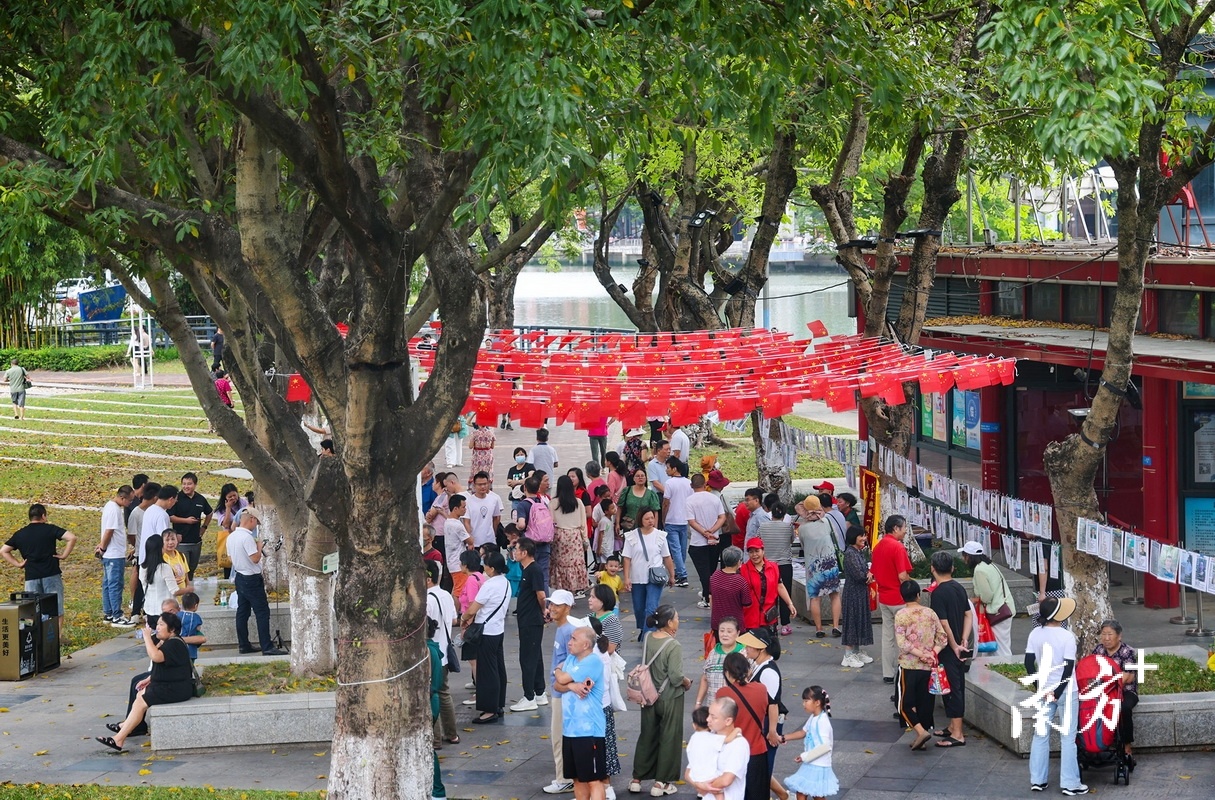 每到周日上午，岐江公园相亲角就热闹了起来。