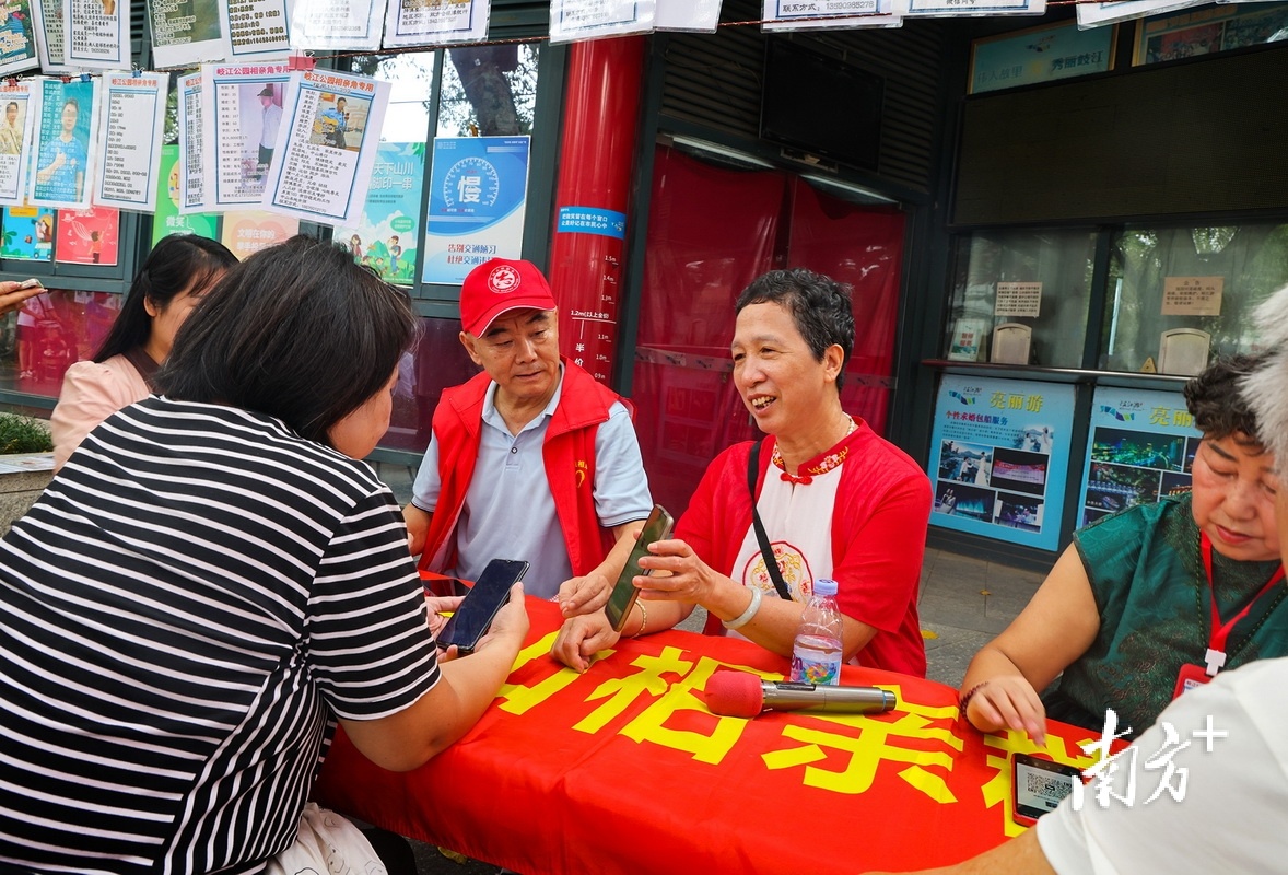 相亲角现场，不少人提交个人资料。