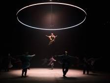 当代杂技剧场《站台》广州首演，创新演绎“新马戏”