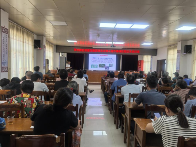 邵建明研究员为与会学员授课。