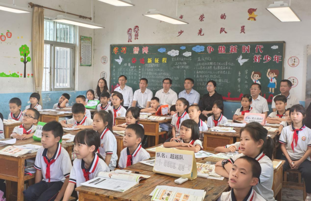 广东省教育厅调研组深入课堂了解“爱种子”课堂教学改革项目开展情况