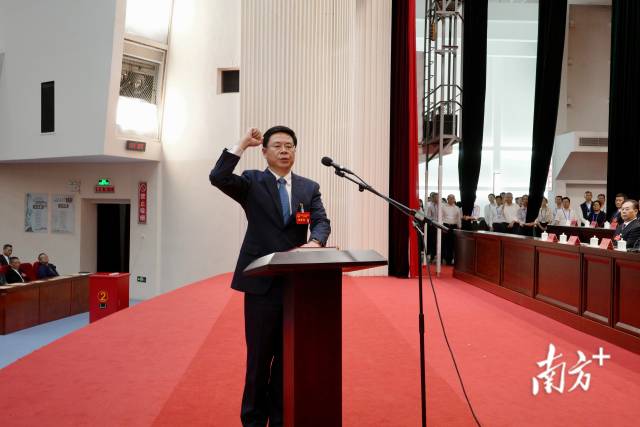 陈涛进行宪法宣誓。 陈涛进行宪法宣誓。