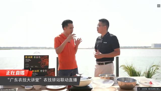 南沙青蟹分会场负责人通过直播推介南沙青蟹。 南沙青蟹分会场负责人通过直播推介南沙青蟹。