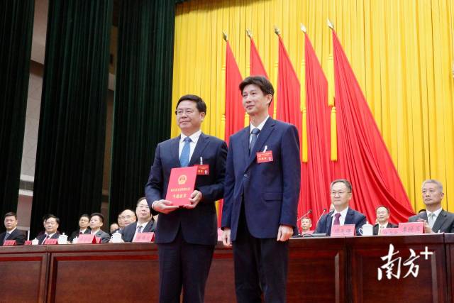 汕头市委书记温湛滨为陈涛颁发当选证书。 汕头市委书记温湛滨为陈涛颁发当选证书。