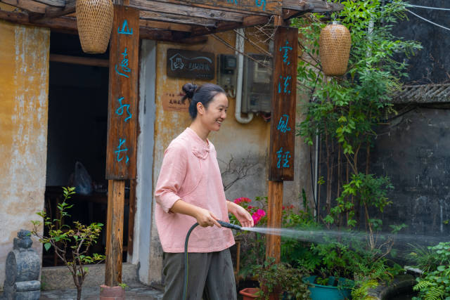 在陈钟艺眼里，庭院既是喝茶、写字的多功能空间，也是为小女儿的成长打造的“世外桃源”。