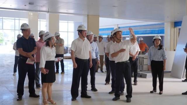 深圳市龙岗区人民医院“组团式”帮扶医疗队成员，靖西市人民医院党委副书记、院长钟宏在靖西市人民医院新医院项目建设现场进行汇报