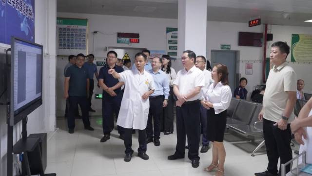 调研组实地参观医院门诊、药房、医学影像中心等主要区域