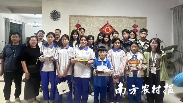 研学团为一六镇初级中学学生代表赠送小礼品。 研学团为一六镇初级中学学生代表赠送小礼品。