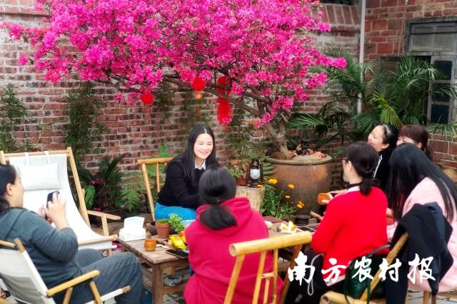 花树下的雅集。 花树下的雅集。