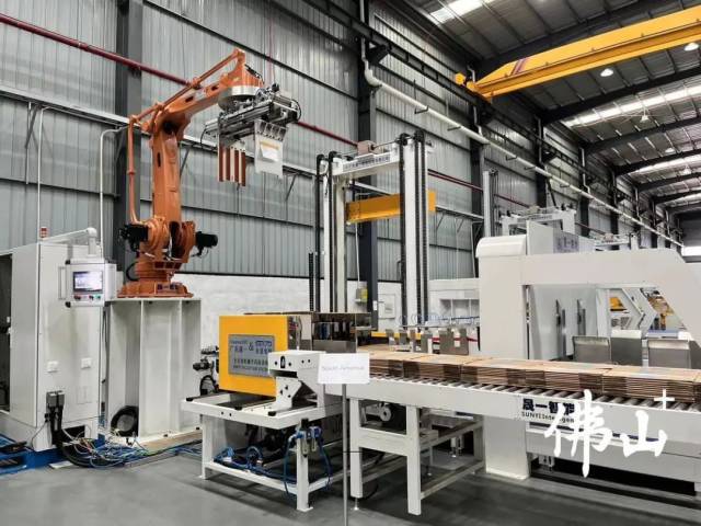 全自动机械手码垛系统是企业拳头产品之一，预计今年海外业务收入占比将提升至40%以上。