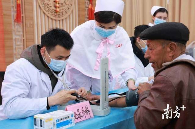 疏附县人民医院泌尿科主任、广州援疆医生盛明（左一）