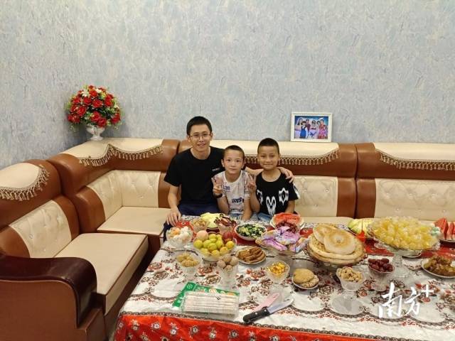 疏附县乌帕尔镇文体广电旅游服务中心主任林俊杰（左一）