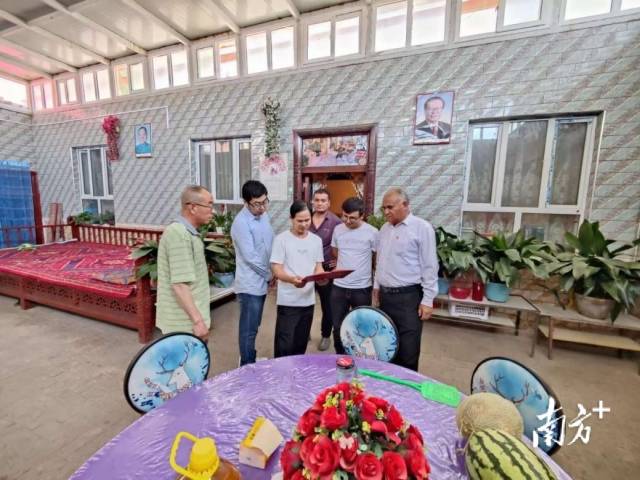 疏附县乌帕尔镇农村合作经济（统计）发展中心副主任林锦聪（左三）