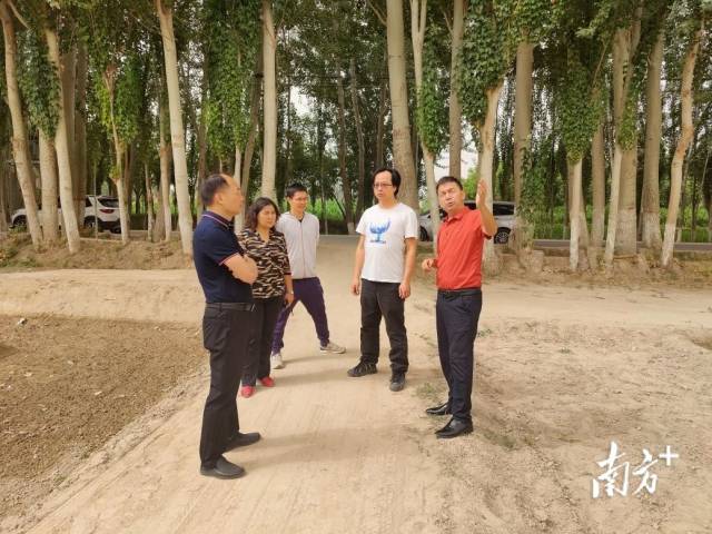 疏附县乌帕尔镇文体广电旅游服务中心副主任毕杰鸿（右二）