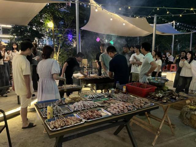 夜晚时游客一起烧烤，满满烟火气