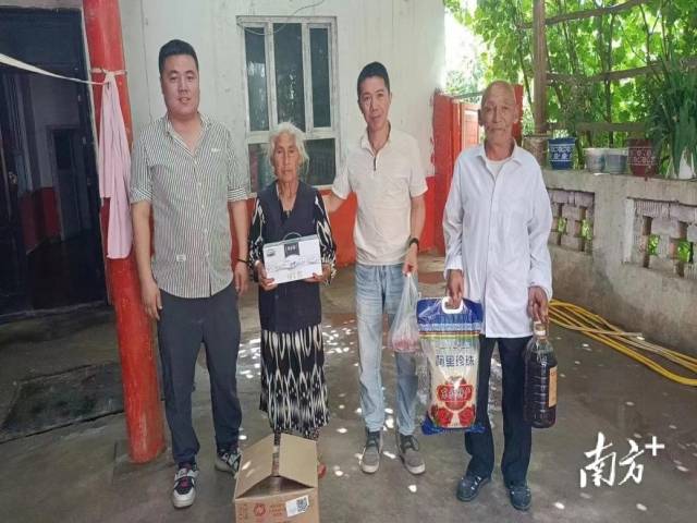 疏附县吾库萨克镇农业（畜牧业）发展服务中心主任黎欣愚（右二）