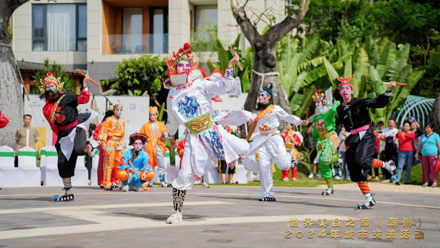 饶平武术英歌舞队的舞者们，舞姿飒爽、气势磅礴。