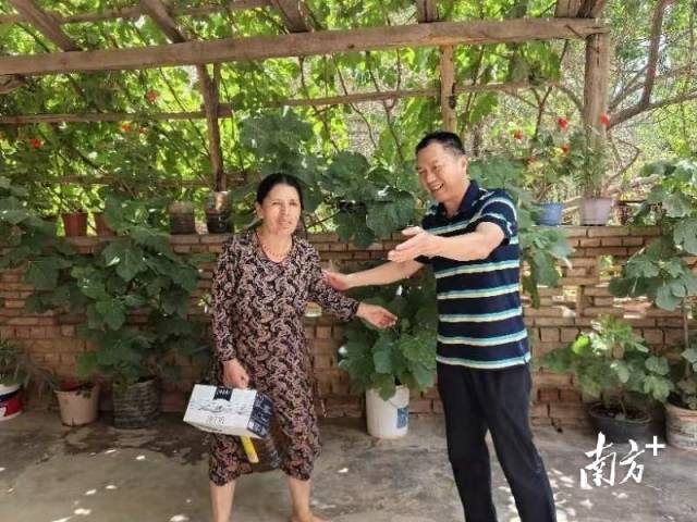 疏附县吾库萨克镇综治中心主任李兴旺（左一）