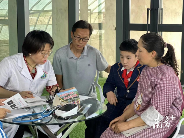 疏附县人民医院妇产科主任、广州援疆医生杨艳（左一）