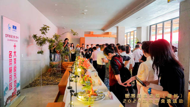 现场人头攒动，人们纷纷品鉴交流美食。