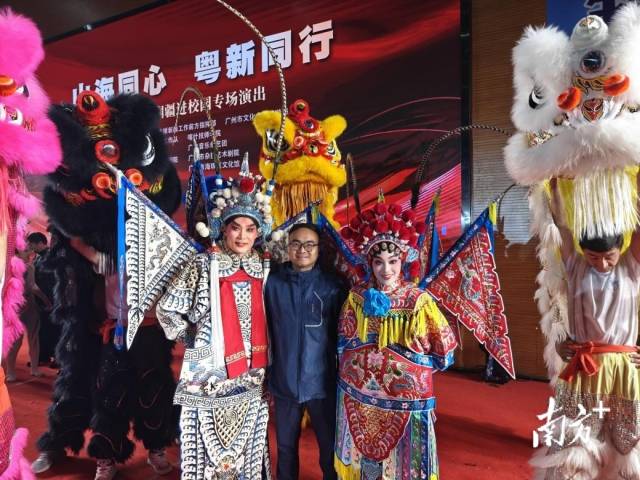 疏附县吾库萨克镇文体中心主任唐梓楷（左二）